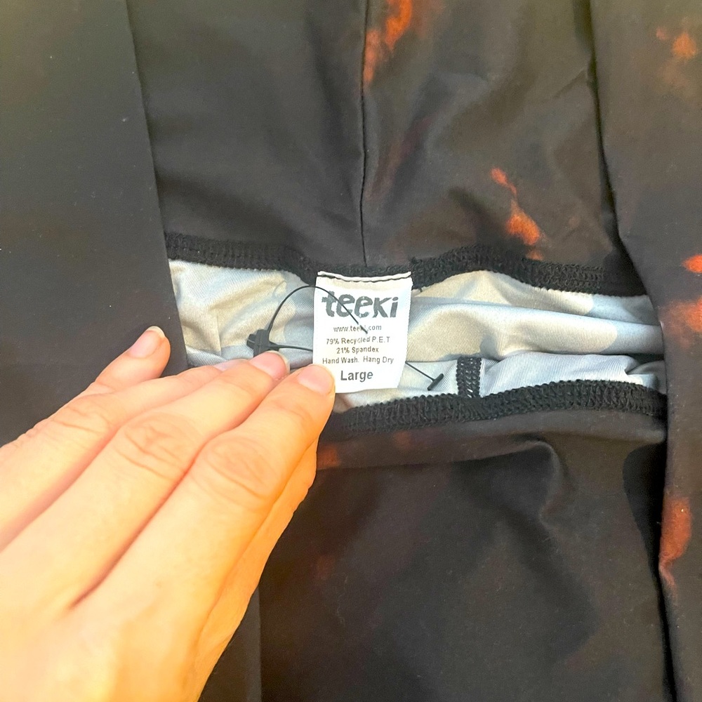 Size Large Teeki Leggings